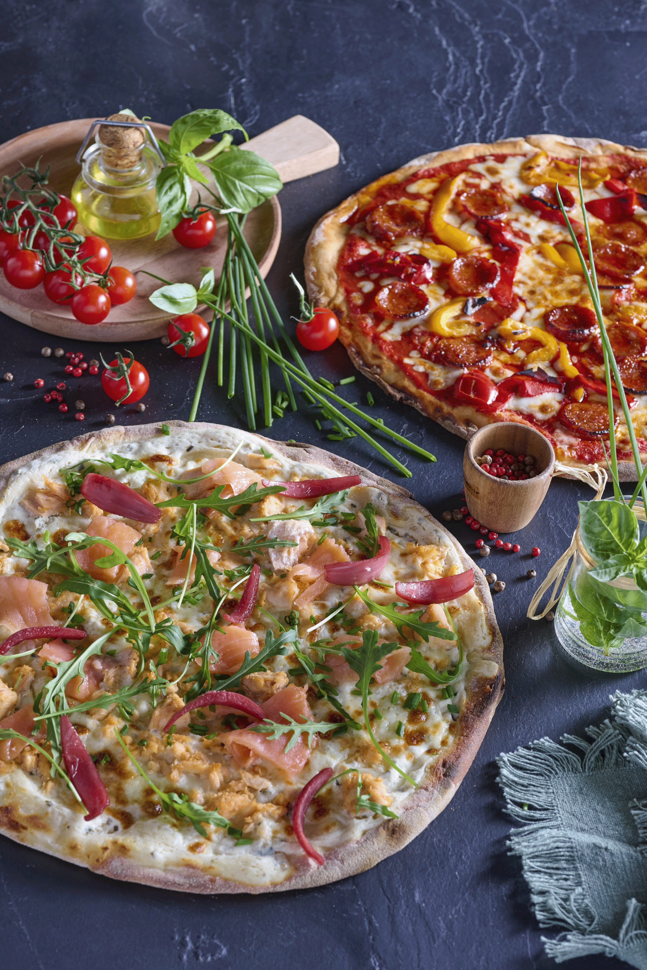 Pizzas pepperoni et pizza saumon de la carte restaurant Printemps été 2026